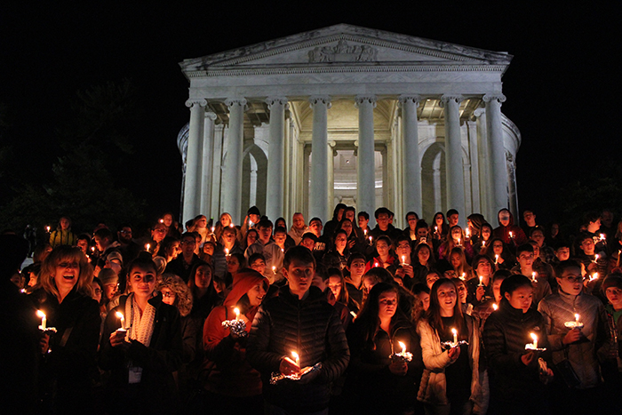 teens at havdalah at the Lincoln Memorial